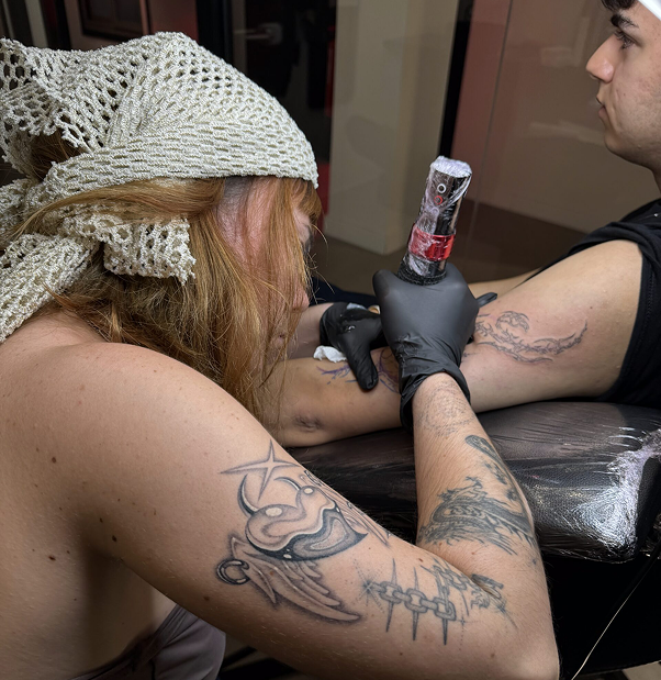 Estudiante tatuando en práctica